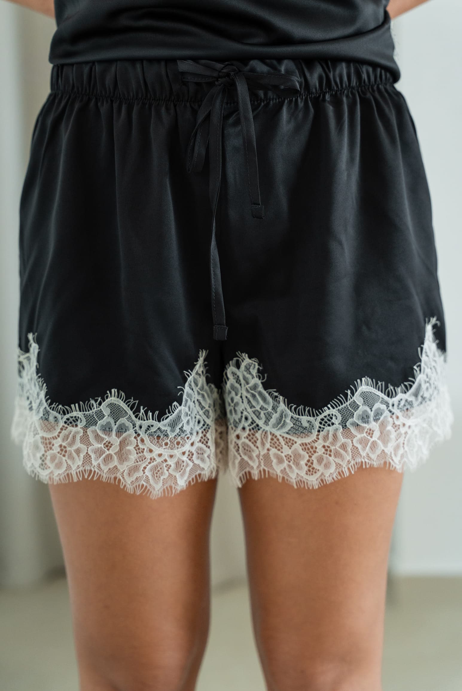 LACE SATIN Шорты
