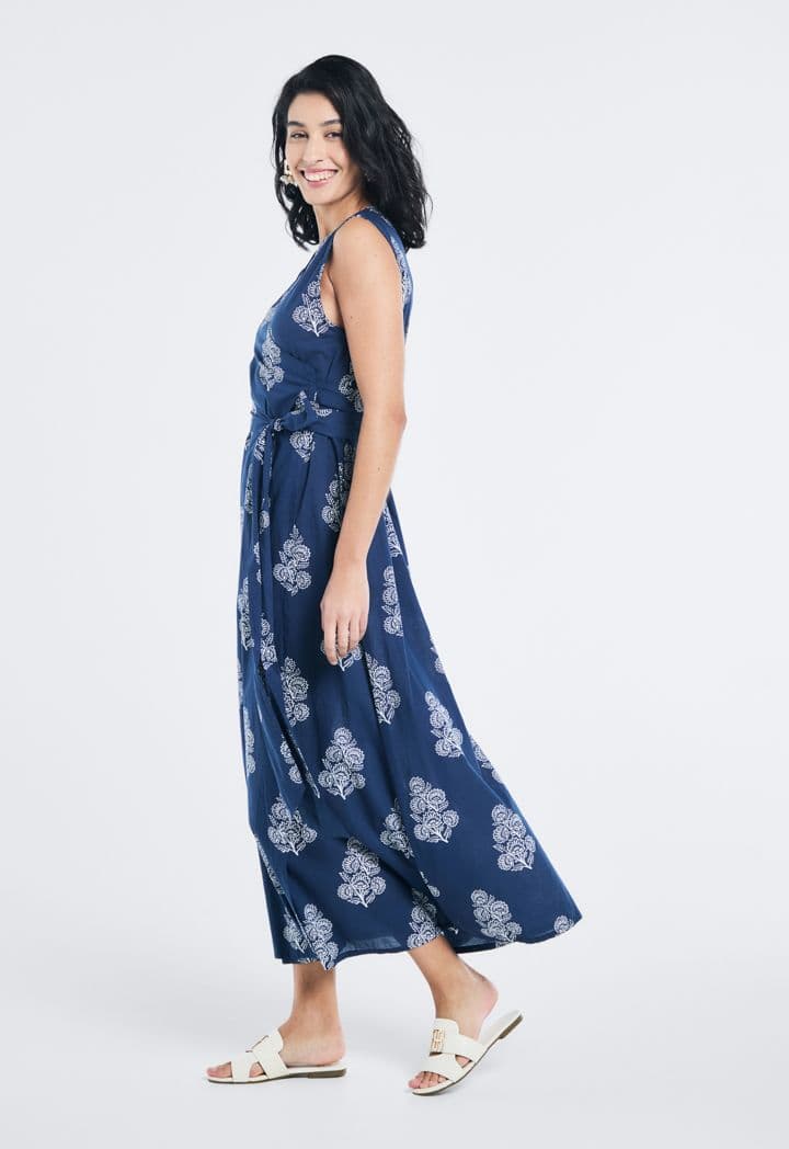 Платье с цветочным принтом и V-вырезом