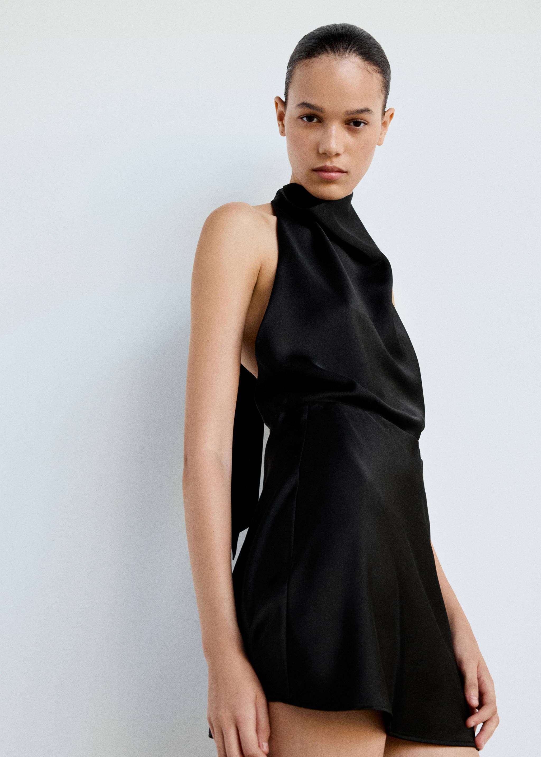 Атласное платье с драпированным вырезом