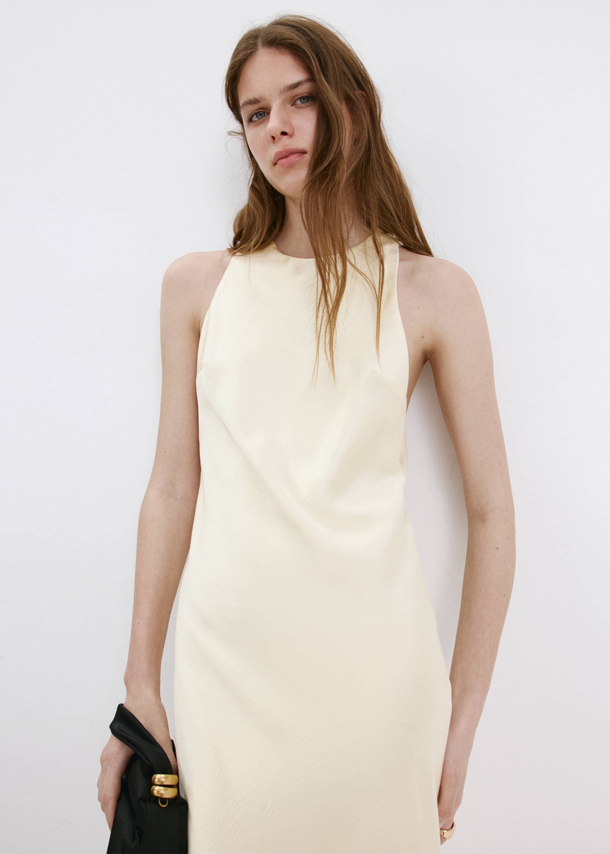 Длинное атласное платье с открытой спиной